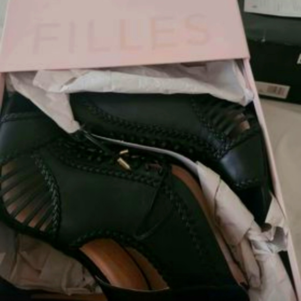 Women's shoes